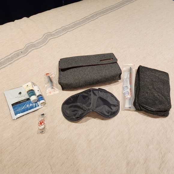 AIR CANADA TRAVEL KIT - Picture 4 of 4